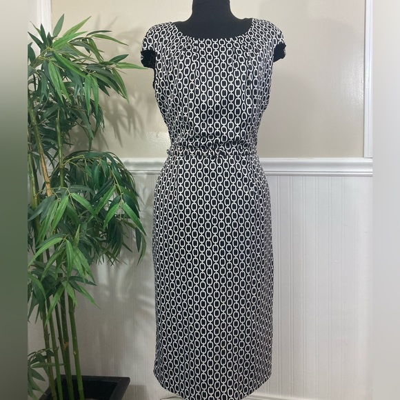 Sharon Young Dresses & Skirts - Sharon young chain print sheath dress with belt, size 10